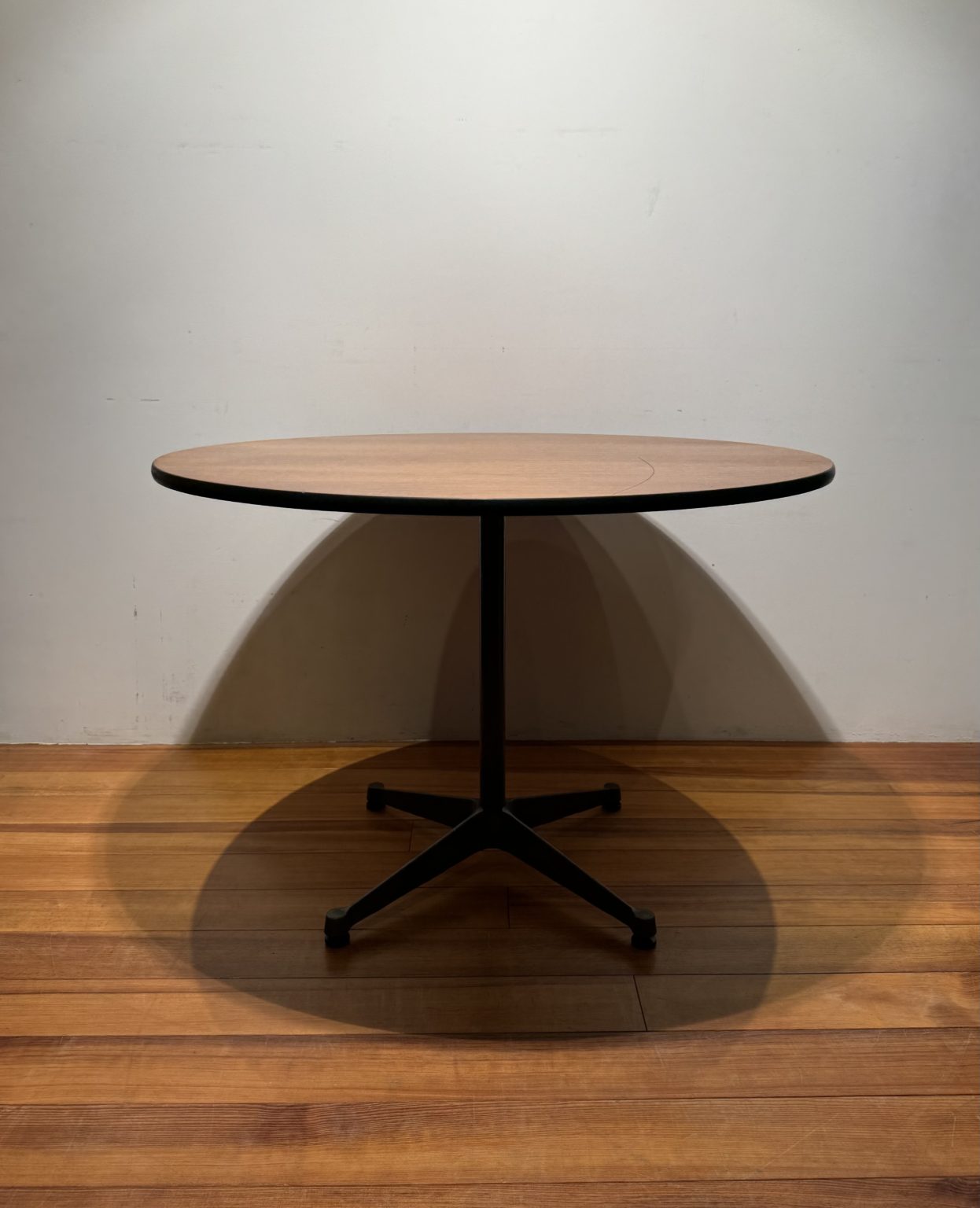 Eames Contract Base Round Table #1 (Walnut Top 1065mm). - Kathedra