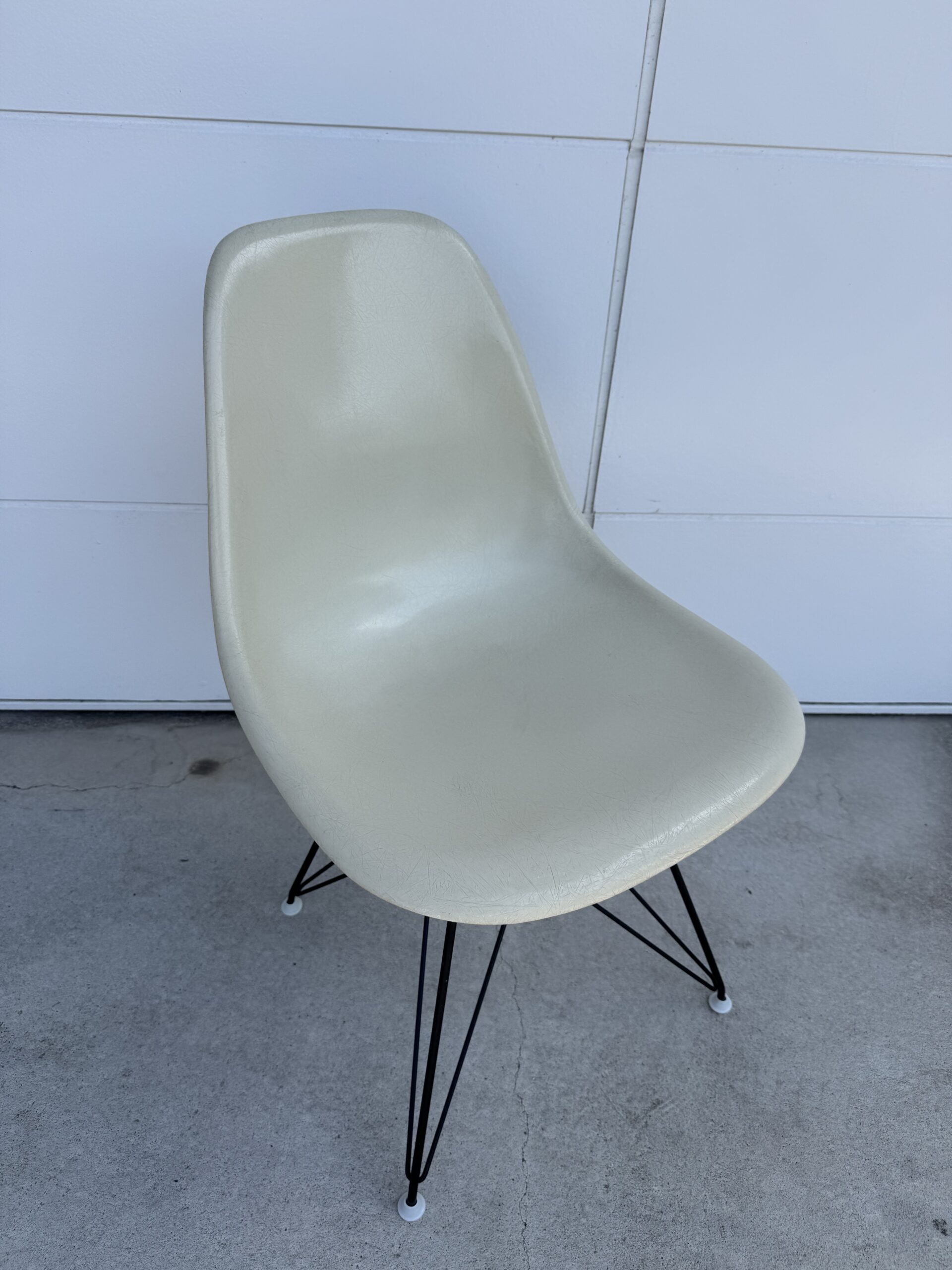 Eames Side Chair Eiffel Base / Parchment. - Kathedra