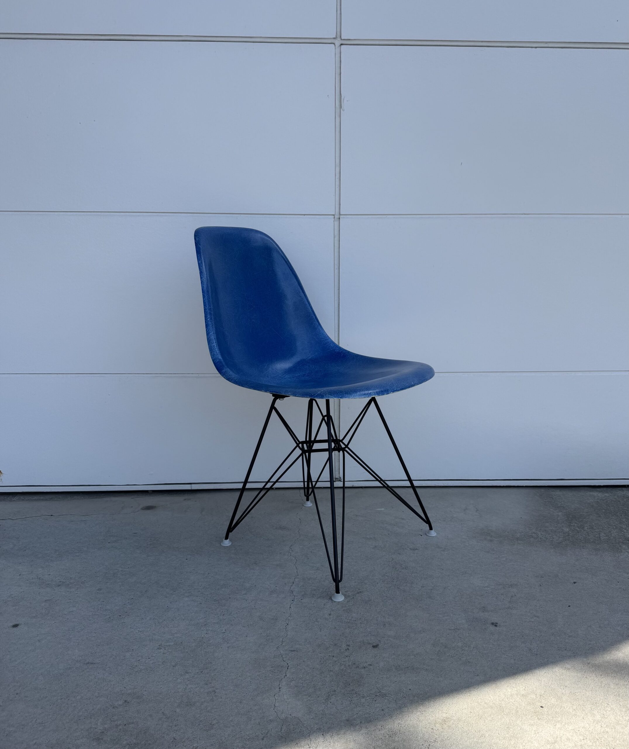 Eames Side Chair Eiffel Base / Ultramarine Blue. - Kathedra