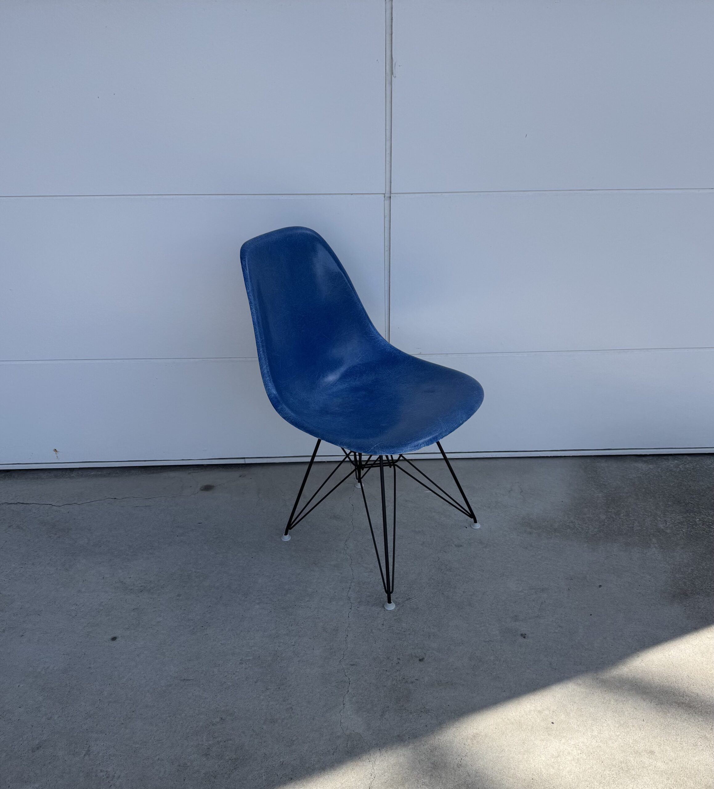 Eames Side Chair Eiffel Base / Ultramarine Blue. - Kathedra