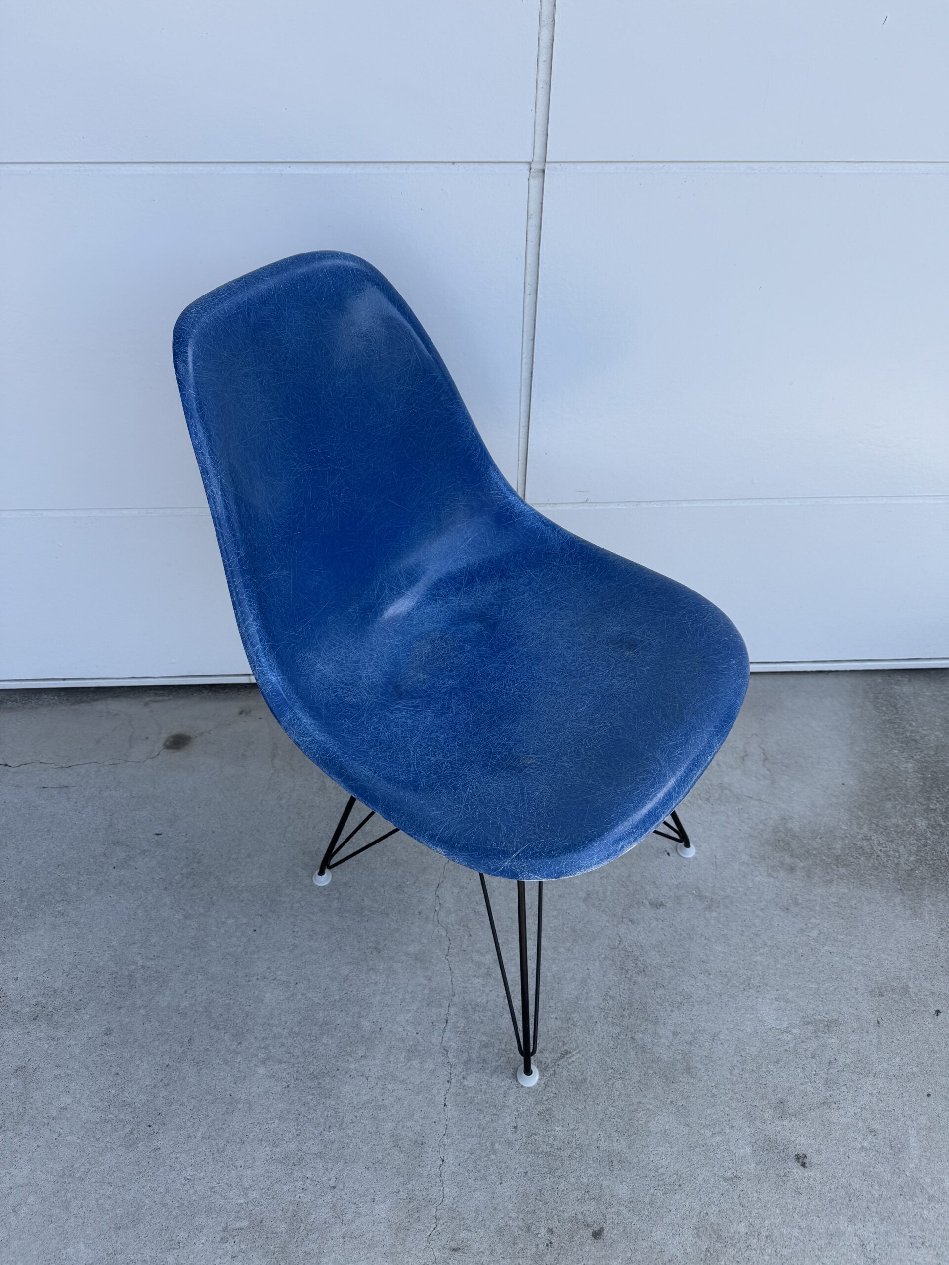 Eames Side Chair Eiffel Base / Ultramarine Blue. - Kathedra